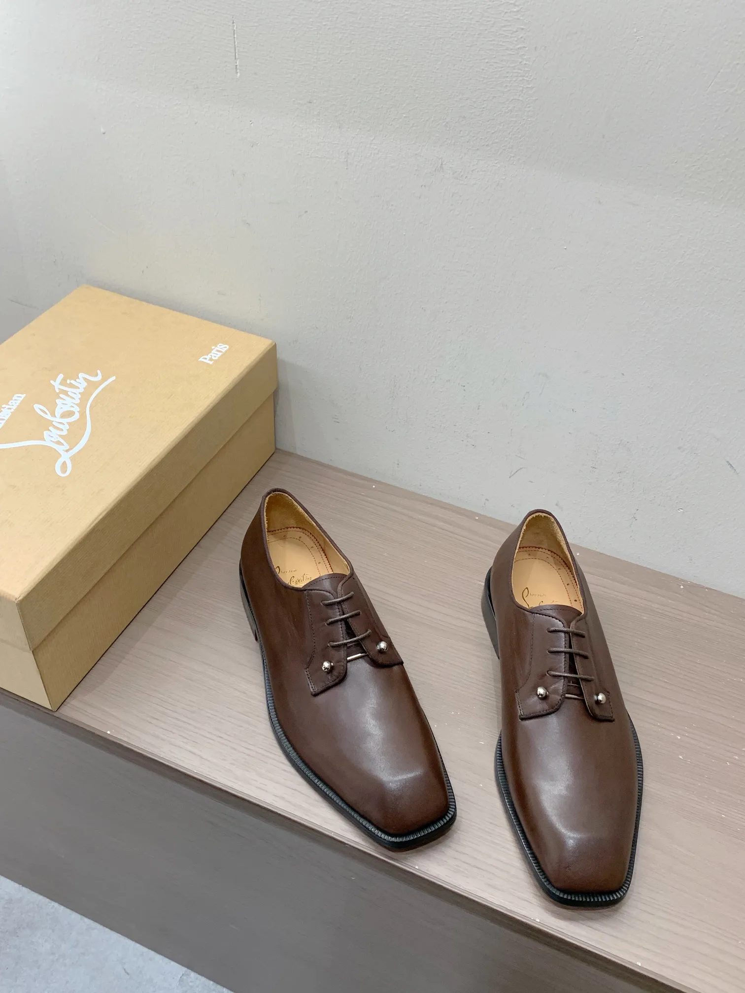 [CL red sole shoes] Top P: 1020💰 Size 39-44 (38.45.46 custom-made, non-returnable) Christian Louboutin men's classic Oxford shoes, men's business formal leather shoes💫Original molding, 1:1 replica, specially made for nobles. The unique shoe shape is unique and 100% comfortable! The whole shoe is made of imported Italian cowhide material, carefully selected, with fine pores and rich luster. Cow leather lining, soft and comfortable, sweat-absorbent and breathable. Genuine leather outsole, non-slip and wear-resistant, full of texture, elegant and luxurious overall, integrating comfort, formality and luxury! The Rolls Royce of shoes!